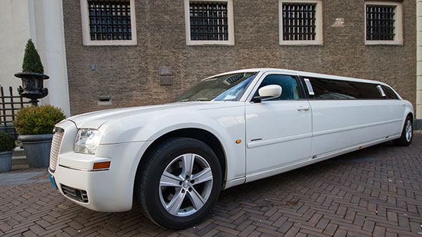 Chrysler 300C wit superstretched limo Atom
